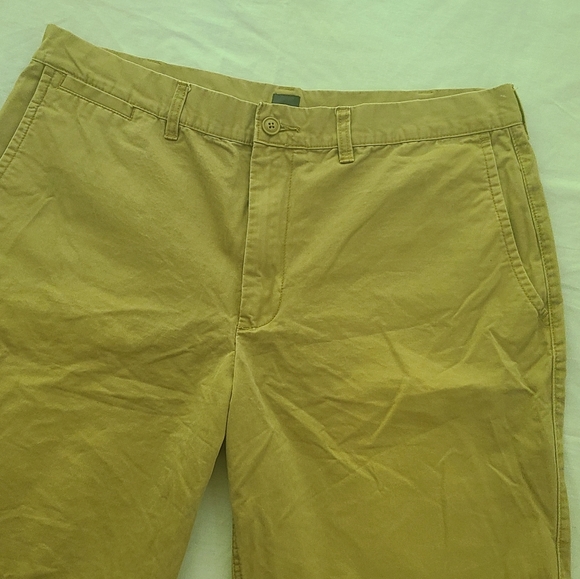 Men's GAP Khaki Shorts - Picture 3 of 5